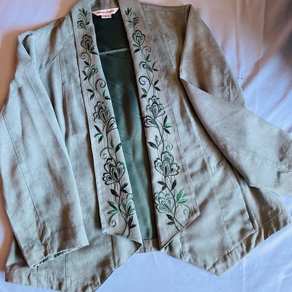 Lovely Sage Green Embroidered Blazer with Open-Front Design. Size L - Picture 4 of 8
